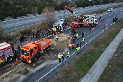 NESREĆA U TURSKOJ Autobus se prevrnuo na auto-putu, tri osobe poginule (FOTO)