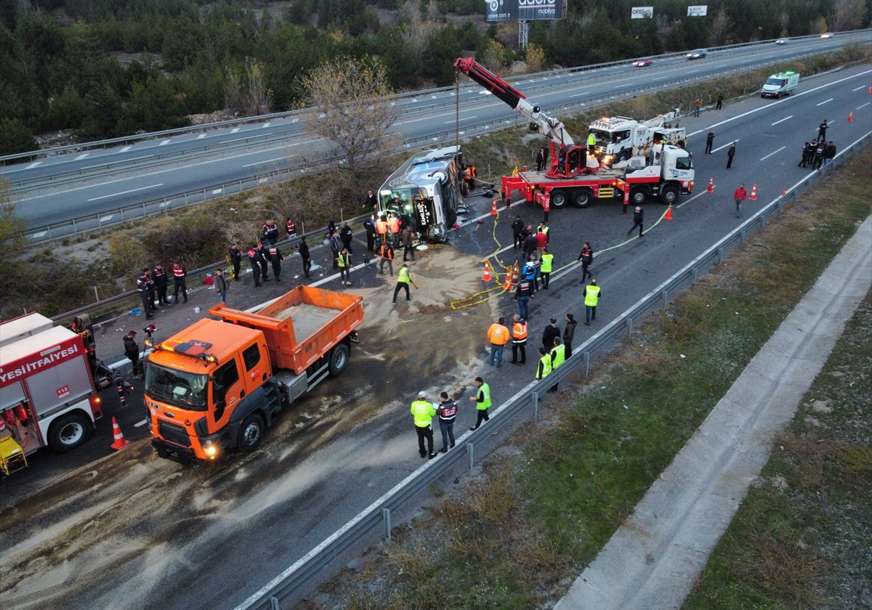 NESREĆA U TURSKOJ Autobus se prevrnuo na auto-putu, tri osobe poginule (FOTO)