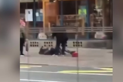 Jezivo nasilje usred bijela dana: Pomahnitali muškarac oborio ženu, stoji nad njom i iživljava se (VIDEO)