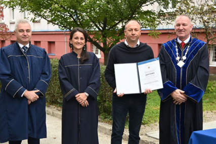 "Sa sinom sam išao na predavanja" Banjalučanin diplomirao sa titulom NAJBOLJEG STUDENTA  na pragu šeste decenije