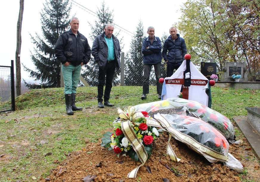 Mladi heroj stigao u rodno selo 31 godinu nakon pogibije: U Kijevcima pod Kozarom sahranjen Dragan Draganović, saborac Milana Tepića (FOTO)