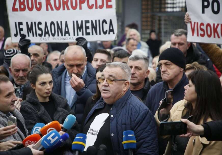 "Svjetlo na kraju tunela" Evo šta su građani poklonili Murizu Memiću i Ifetu Feragetu nakon izricanja presude (VIDEO)