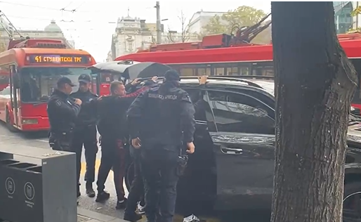 Rusi uhapšeni u Beogradu:   Džipom divljali po centru grada (VIDEO)