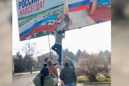 Ukrajinska vojska ušla u Herson:  Ljudi skidaju poster na kojem piše "Rusija je zauvijek ovdje" (VIDEO)