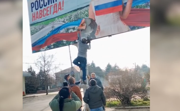 Ukrajinska vojska ušla u Herson:  Ljudi skidaju poster na kojem piše "Rusija je zauvijek ovdje" (VIDEO)
