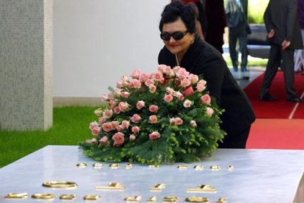 Jovanka Broz na grobu supruga Tita