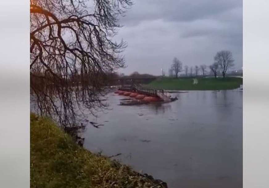 Otkačio se most u Karlovcu: Hvatali ga vatrogasci i spasioci (VIDEO)
