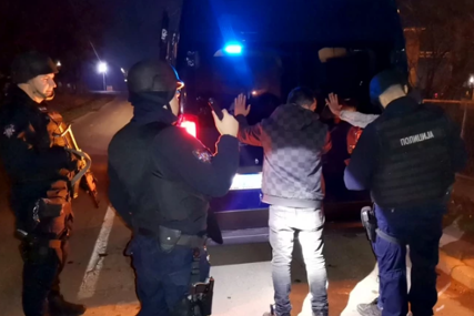 Migrant krenuo da bježi, pa bacio nož: Policija pronašla automatsku pušku sa municijom (FOTO)