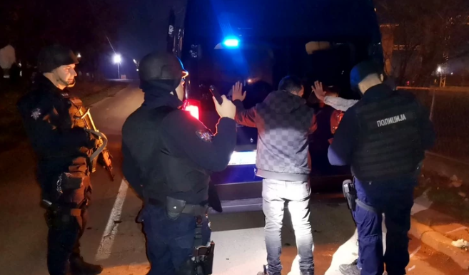 Migrant krenuo da bježi, pa bacio nož: Policija pronašla automatsku pušku sa municijom (FOTO)