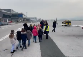 Zanimljiv susret sa mališanima: Predsjednik Srpske najmlađima pokazao avion koji koristi (VIDEO)