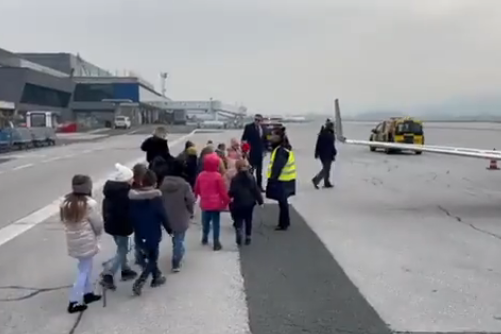Zanimljiv susret sa mališanima: Predsjednik Srpske najmlađima pokazao avion koji koristi (VIDEO)