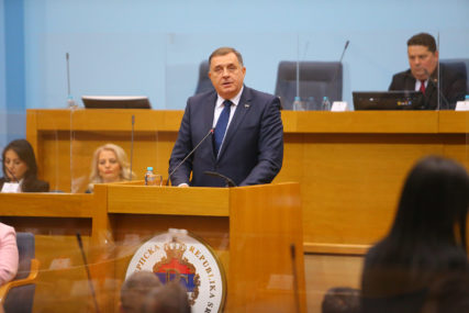 Kako je Dodik istovremeno i KAPITULIRAO i udario na BiH: Misterija novog Zakona o nepokretnoj imovini Srpske