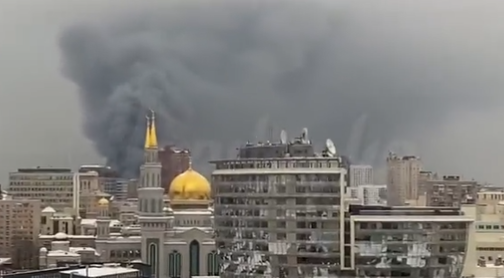 Izbio požar na trgu u Moskvi: Zapalila se zgrada, u toku je dramatična akcija spasavanja ljudi (VIDEO)