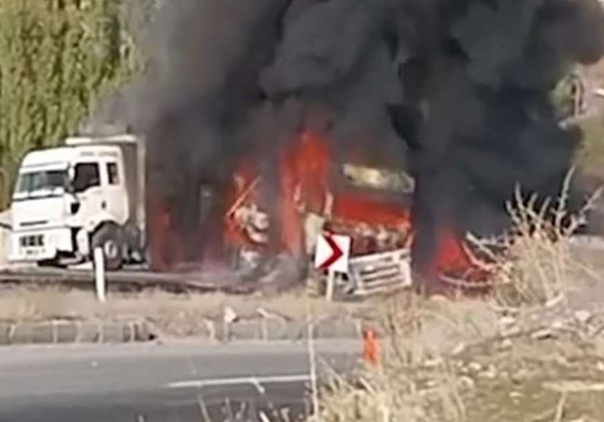 Teška nesreća u Turskoj: Autobus naletio na kamion i zapalio se, NAJMANJE 7 POGINULIH (VIDEO)