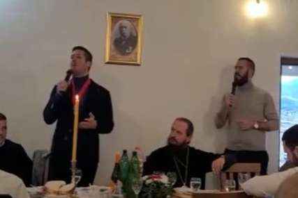 "Tamo kod najdaljih brda" Braća Rokvić zapjevala u očevom zavičaju, pomogli izgradnju putu kod Petrovca (VIDEO)