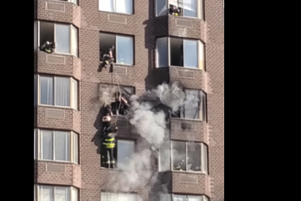 DRAMATIČNA SITUACIJA  Žena stajala na ivici prozora na 20. spratu dok je gorio stan (VIDEO, FOTO)