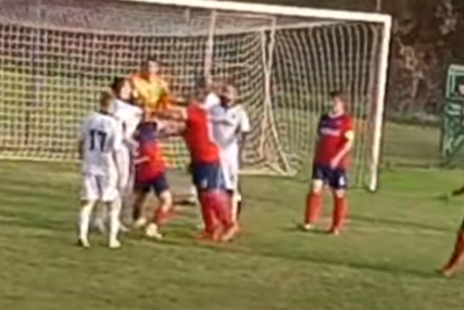 SKANDAL NA JUGU SRBIJE Fudbalski funkcioner udario protivničkog igrača (VIDEO)