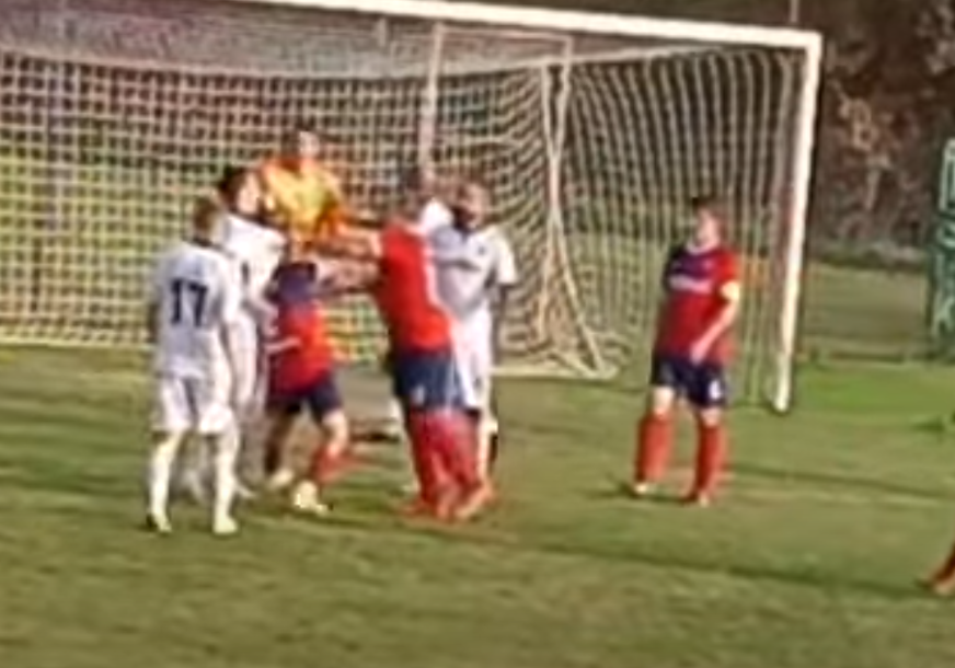 SKANDAL NA JUGU SRBIJE Fudbalski funkcioner udario protivničkog igrača (VIDEO)