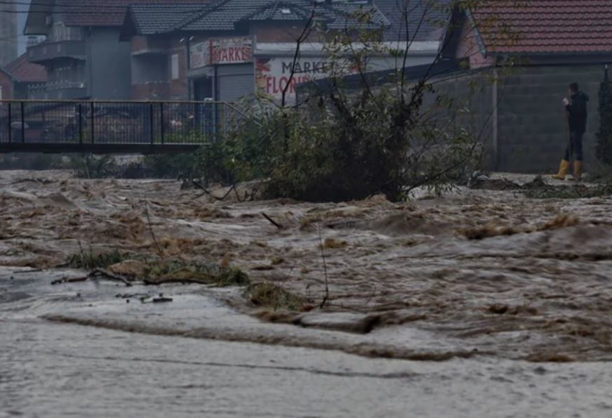 Nevrijeme izazvalo haos: Proglašena vanredna odbrana od poplava u Novom Pazaru, angažovana i vojska