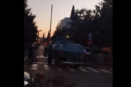 Protesti protiv izmijenjenog Zakona o predsjedniku: Borbena vozila na ulicama Podgorice (VIDEO)