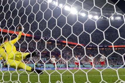 Golma Poljske Vojćeh Ščesni brani penal Lionelu Mesiju na Mundijalu u Kataru