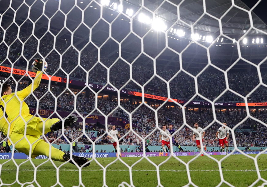 Golma Poljske Vojćeh Ščesni brani penal Lionelu Mesiju na Mundijalu u Kataru