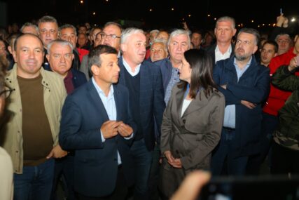 Protest opozicije ispred RTRS