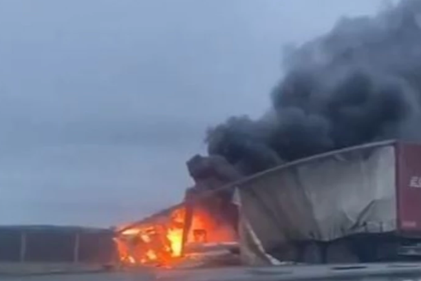 DETALJI SAOBRAĆAJNE NESREĆE Šleperi u plamenu, jedan je izgorio (VIDEO)