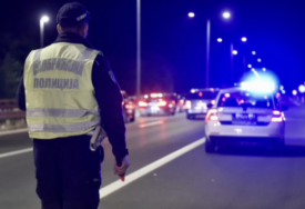 Pijan golfom udario u parkirano policijsko auto: Povrijedio 2 policijska službenika
