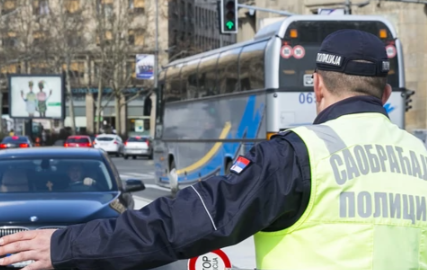 MUŠKARAC NASRNUO NA SAOBRAĆAJCA Prijavio nepropisno parkiran automobil, a kad je došla policija nastao haos