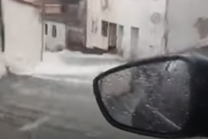 Saobraćajnice u Tivtu pod vodom: Obilne kiše poplavile naselja (VIDEO)
