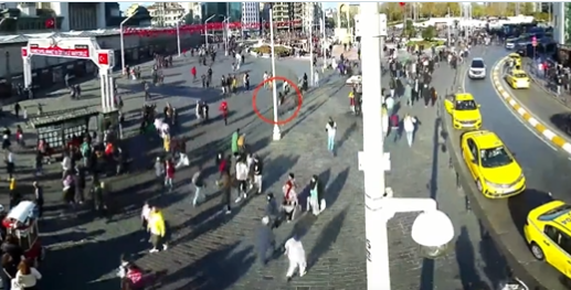 Hodala ulicom s ruksakom na leđima: Objavljeni snimci dolaska teroristkinje do mjesta napada u Istanbulu (VIDEO)
