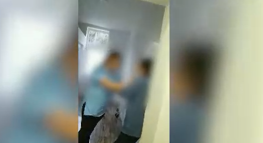 Uhapšene radnice staračkog doma: Medicinska sestra se smije dok udara bespomoćnu staricu (VIDEO)