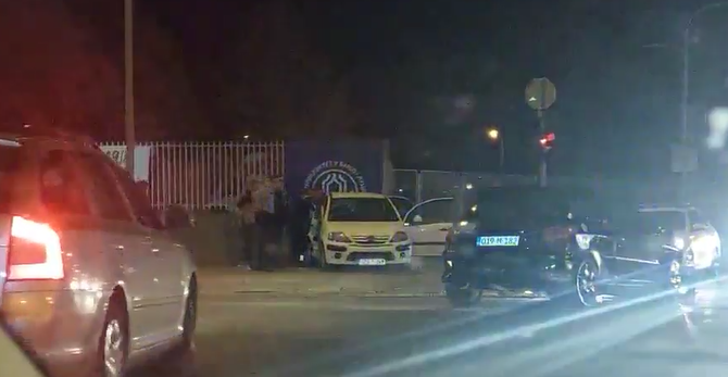 SUDAR U BANJALUCI Automobil završio na trotoaru (VIDEO)