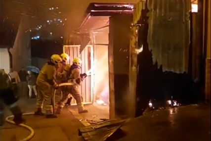 Bukti požar u Sarajevu:  Vatra zahvatila dvije kuće i automobil (VIDEO)