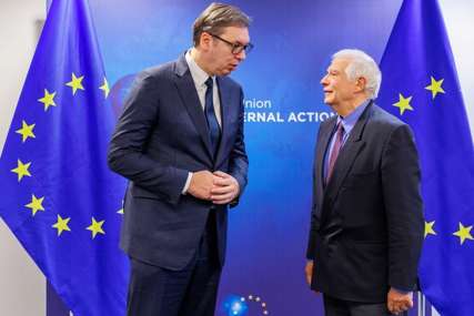 Vučić objavio fotografiju dok traju pregovori o Kosovu: Evo šta radi dok čeka kraj sastanka EU - Priština (FOTO)