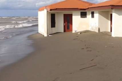 Plaža nestala, objekti ugroženi: Nudističko naselje Ada Bojana pod vodom (VIDEO)