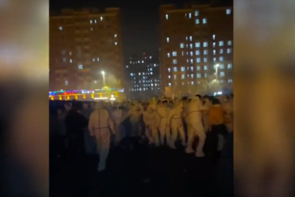Žestoka tuča: U najvećoj fabrici "ajfona" radnici revoltirani, sukobili se sa policijom (VIDEO)