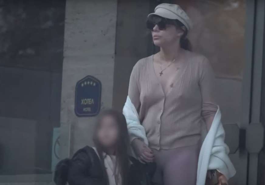 NOVI SKANDAL ANE NIKOLIĆ Pjevačica uhvaćena kako sa kćerkom dezorijentisana šeta gradom (VIDEO)