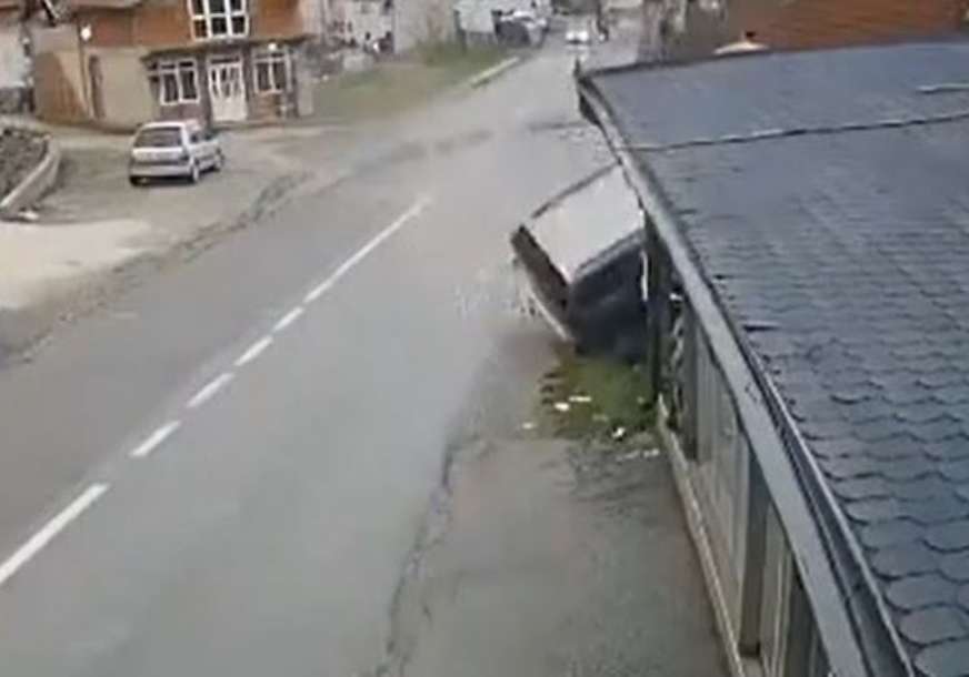 Povrijeđene 3 osobe: Automobilom uletio u prodavnicu (VIDEO)