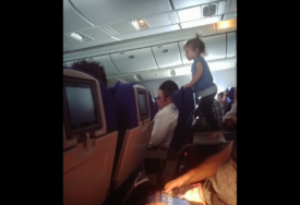 Kad roditelje nije briga: Djevojčica tokom višesatnog leta PRAVILA HAOS u avionu (VIDEO)