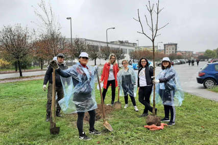 BORBA ZA ČISTIJI VAZDUH Volonteri u Bijeljini zasadili stabla, akciji se pridružili i učenici