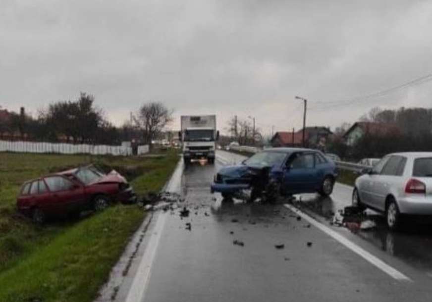 Povrijeđeno 5 osoba: Lančani sudar na putu Bijeljina-Ugljevik