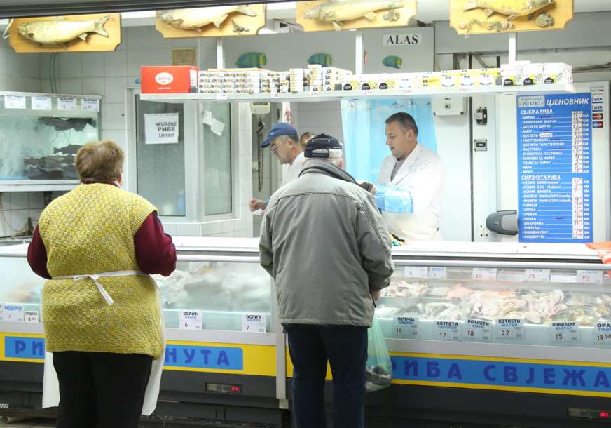 Kupci šokirani cijenama: Papreno poskupljenje za Božićni post, riba kao suvo zlato (FOTO)