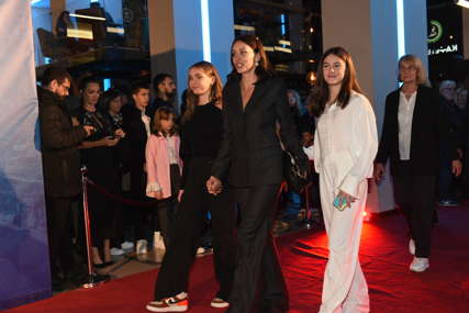 Crvenim tepihom prošetala Boba Mićalović sa kćerkama: Čisti glamur na premijeri filma "Čudotvorac tumanski" (FOTO)