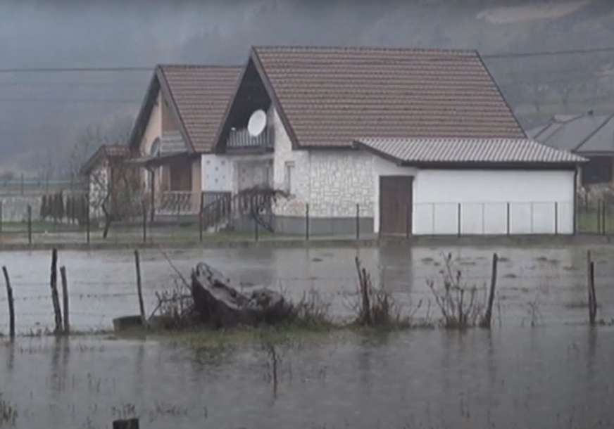 KUĆE PUNE VODE Desetine porodica na sjeveru Crne Gore napustile domove zbog poplava (VIDEO)