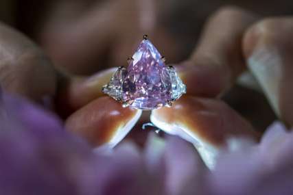 Napeto nadmetanje na aukciji: Ružičasti dijamant prodat za više od 28 miliona dolara