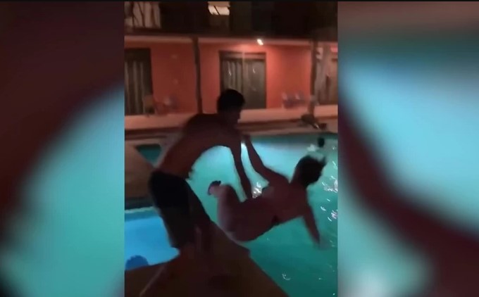 KAKAV PEH Planirao je da djevojku ubaci u bazen, ali nije uspio (VIDEO)