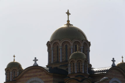 Mnogi se krste kada prolaze pored crkve: Sveštenik objasnio da li ovaj običaj ima veze sa pravoslavljem, ili ipak ne