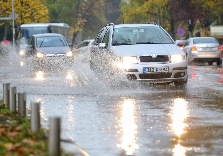 Voda se izliva na kolovoz: Obustavljen saobraćaj na putu Blagaj Japra-Vitasovci-Radomirovac